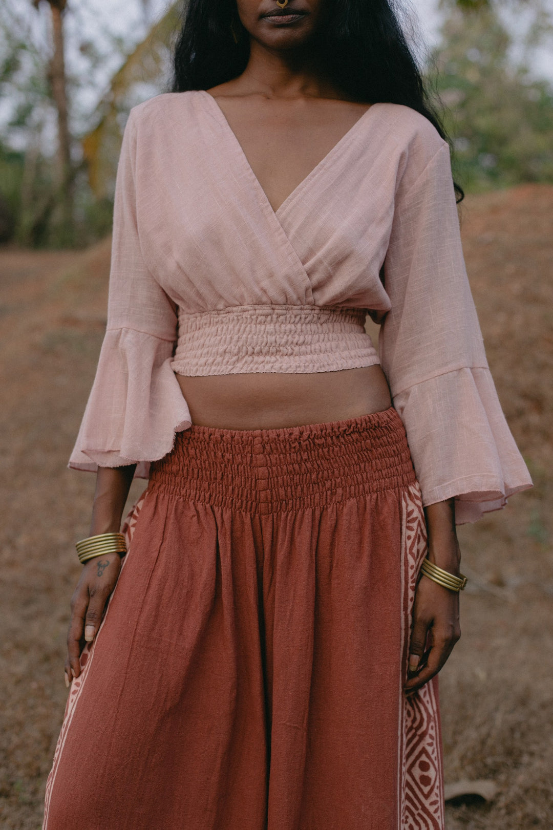 Ein Flexibles Top AMAL in Rosa. Es ist ein Boho Tank Top welches Fair hergestellt wurde, es ist Bauchfreies und Kurz. Man kann es auch als Shirt mit Trompetenärmel, Rasafarbene Vintage Bluse, Crop Top oder Bluse beschreiben. Es besteht aus 100% Baumwolle.