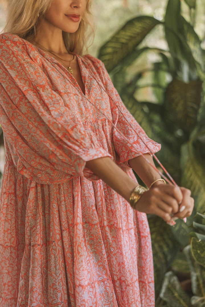 Das weite und leichte Rosa Sommerkleid ist ein echtes Vintage Teil. Das Rosa Weiße Blumenmuster gibt dem Midikleid einen Hippie Touch. 