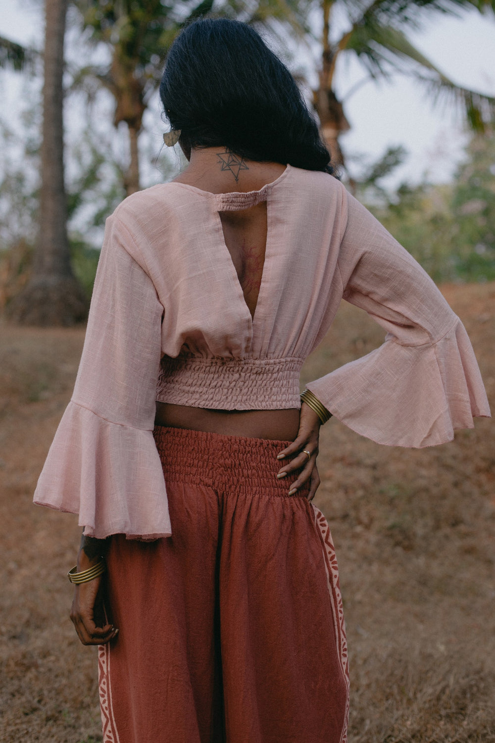 Ein Flexibles Top AMAL in Rosa. Es ist ein Boho Tank Top welches Fair hergestellt wurde, es ist Bauchfreies und Kurz. Man kann es auch als Shirt mit Trompetenärmel, Rasafarbene Vintage Bluse, Crop Top oder Bluse beschreiben. Es besteht aus 100% Baumwolle.