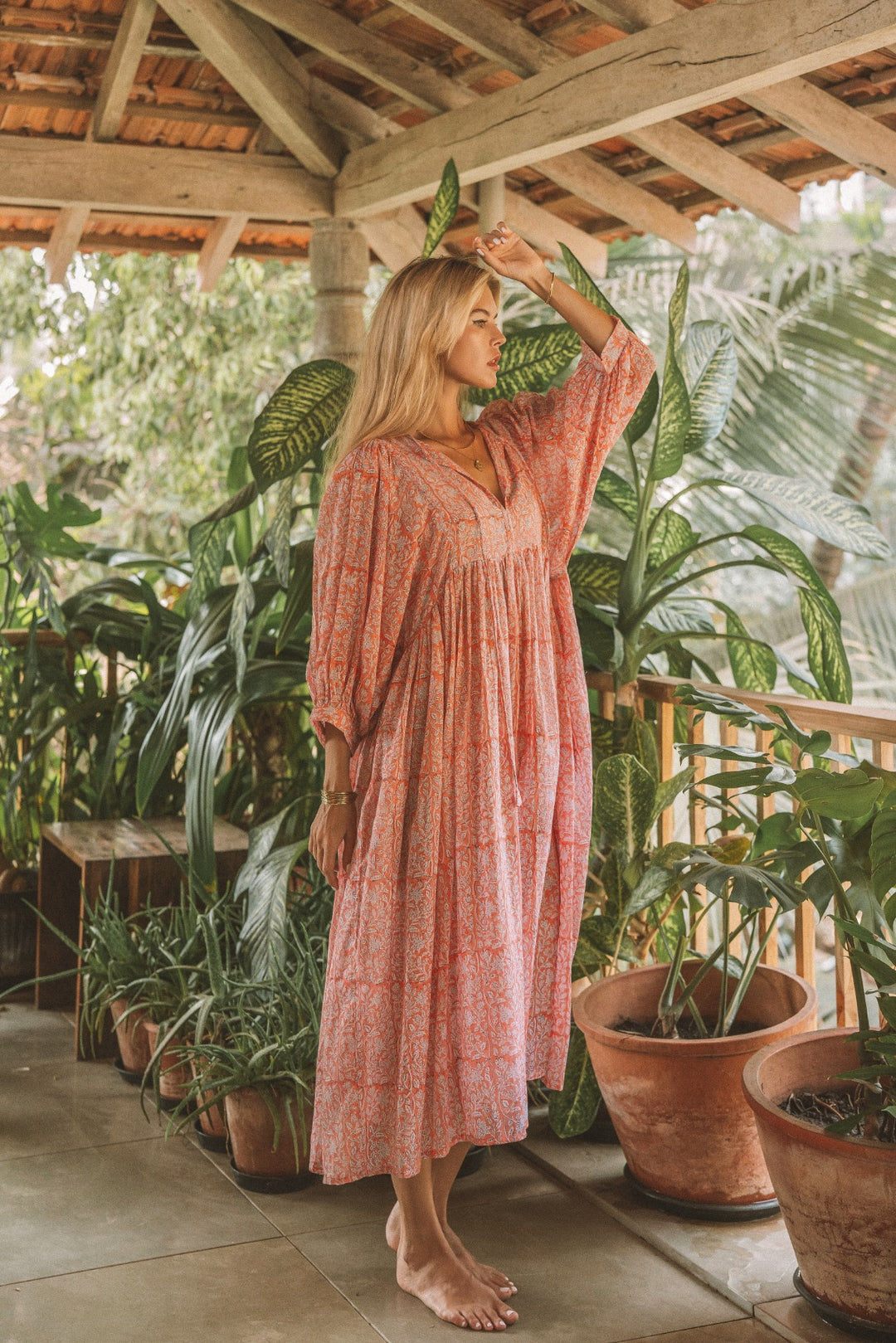 Das weite und leichte Rosa Sommerkleid ist ein echtes Vintage Teil. Das Rosa Weiße Blumenmuster gibt dem Midikleid einen Hippie Touch. 