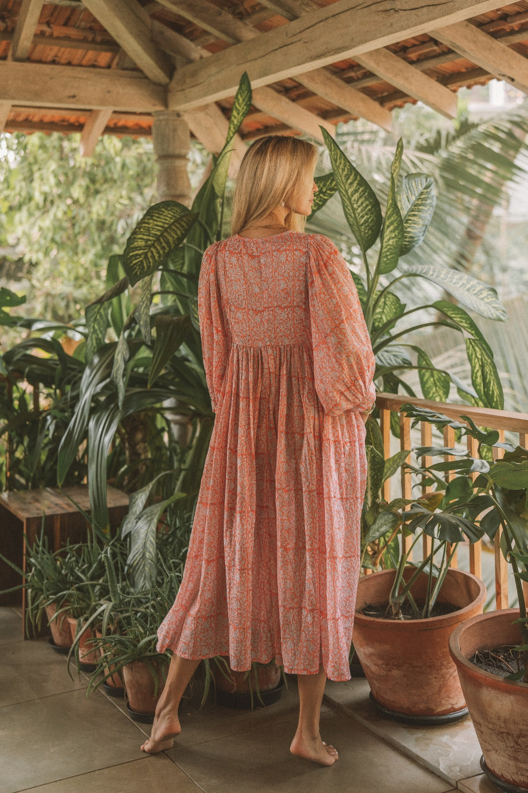 Das weite und leichte Rosa Sommerkleid ist ein echtes Vintage Teil. Das Rosa Weiße Blumenmuster gibt dem Midikleid einen Hippie Touch. 