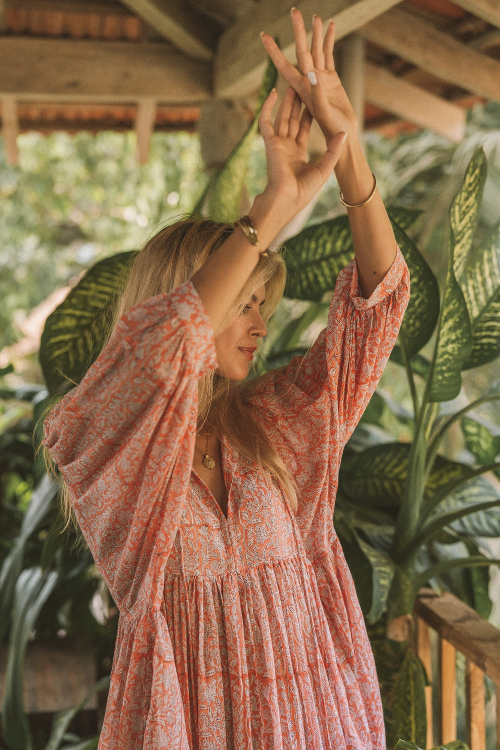 Das weite und leichte Rosa Sommerkleid ist ein echtes Vintage Teil. Das Rosa Weiße Blumenmuster gibt dem Midikleid einen Hippie Touch. 