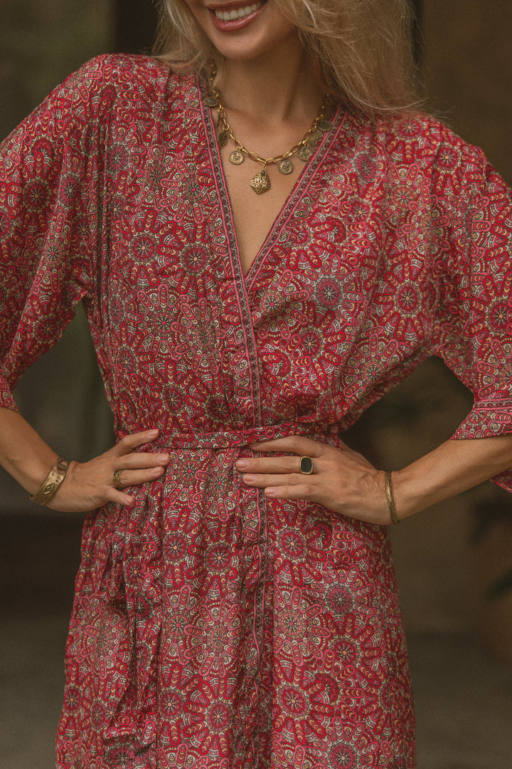 Langer Moderner Kimono mit roten floralem Muster. Sehr Leicht zu tragende Boho Vintage Fashion. Auch gut geeignet als Bademantel für den Strand, Urlaub, Sauna oder als Morgenmantel.