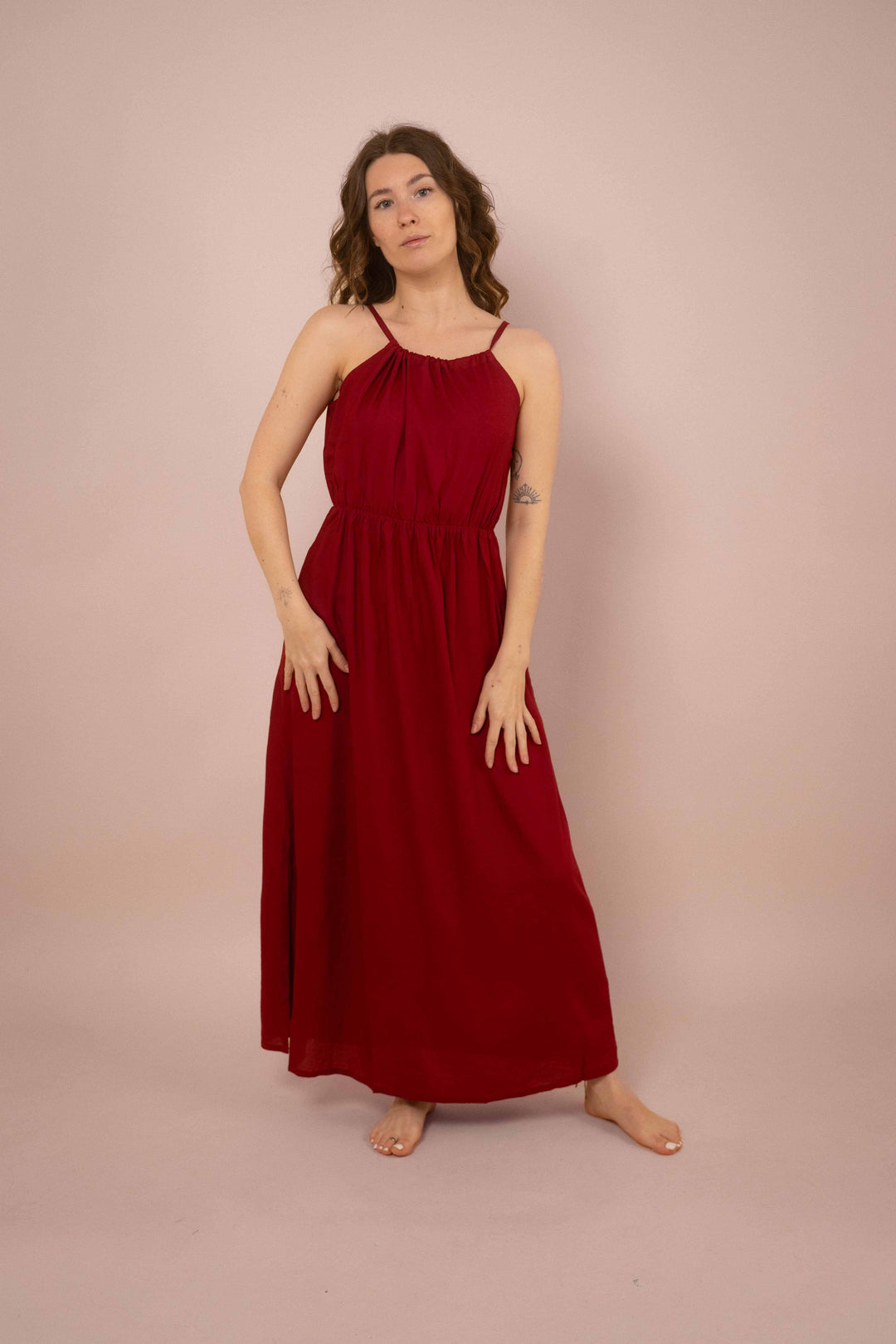 Ein langes Sommerkleid in Rot. Es ist Schulterfrei und Rückenfrei, somit das perfekte loungeWear Kleid.