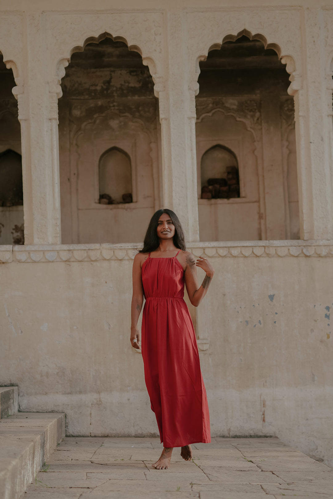 Ein langes Sommerkleid in Rot. Es ist Schulterfrei und Rückenfrei, somit das perfekte loungeWear Kleid.