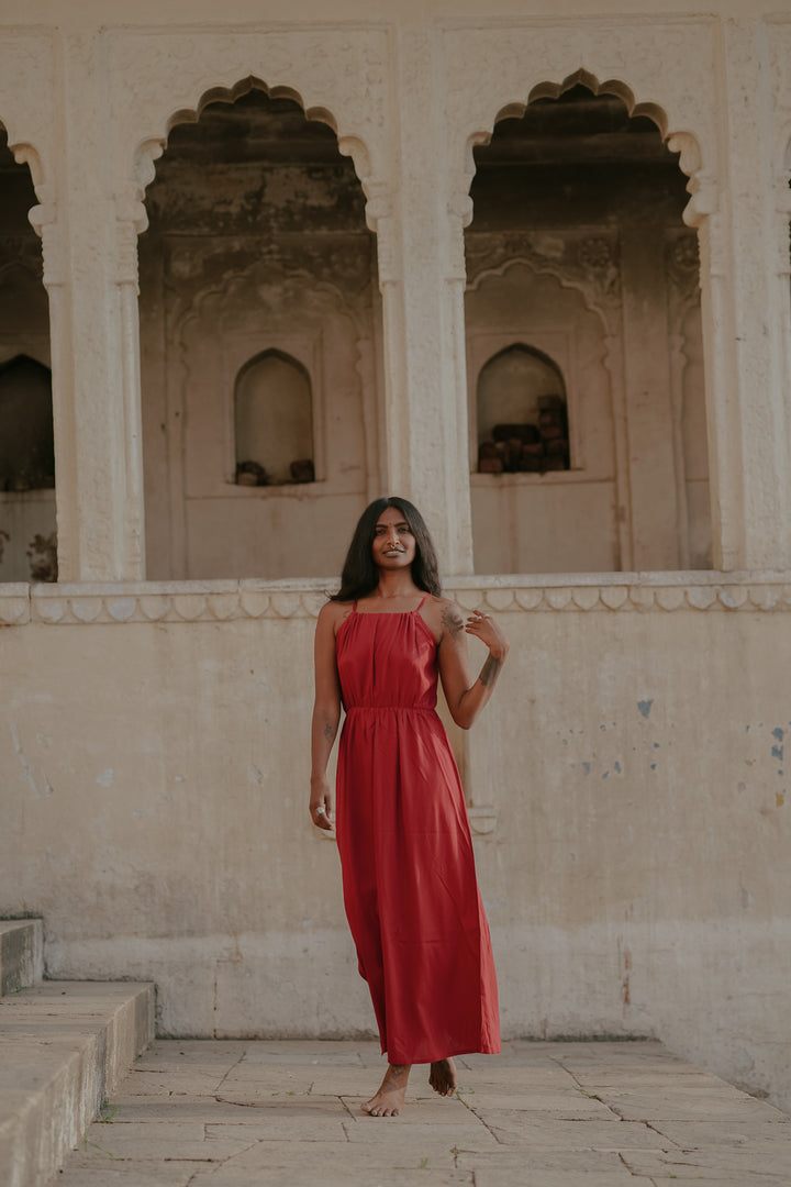Ein langes Sommerkleid in Rot. Es ist Schulterfrei und Rückenfrei, somit das perfekte loungeWear Kleid.