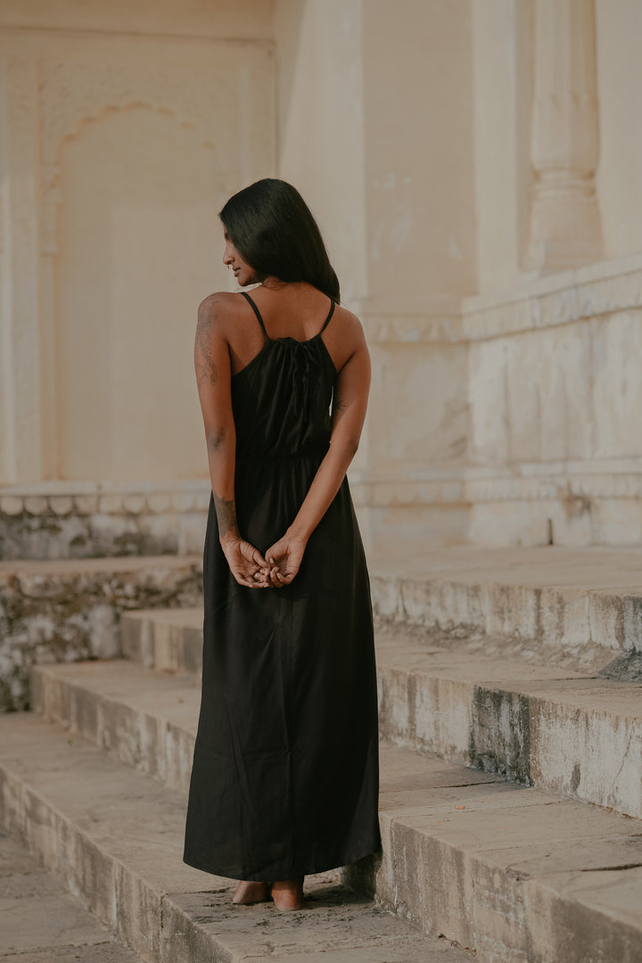 Ein langes Sommerkleid in Schwarz. Es ist Schulterfrei und Rückenfrei, somit das perfekte loungeWear Kleid.