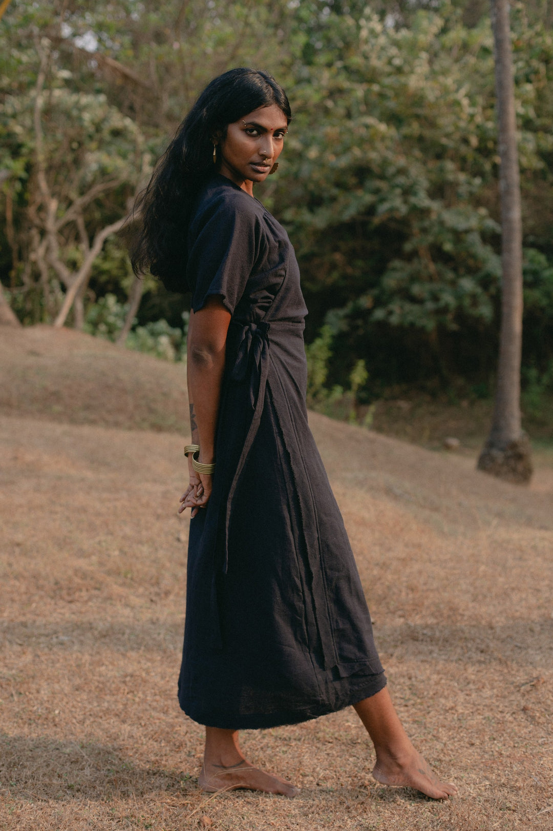 Ein schwarzes elegantes Wickelkleid. Kurze Ärmel and der lange Schnitt machen es zu einem alternativen Sommerkleid.