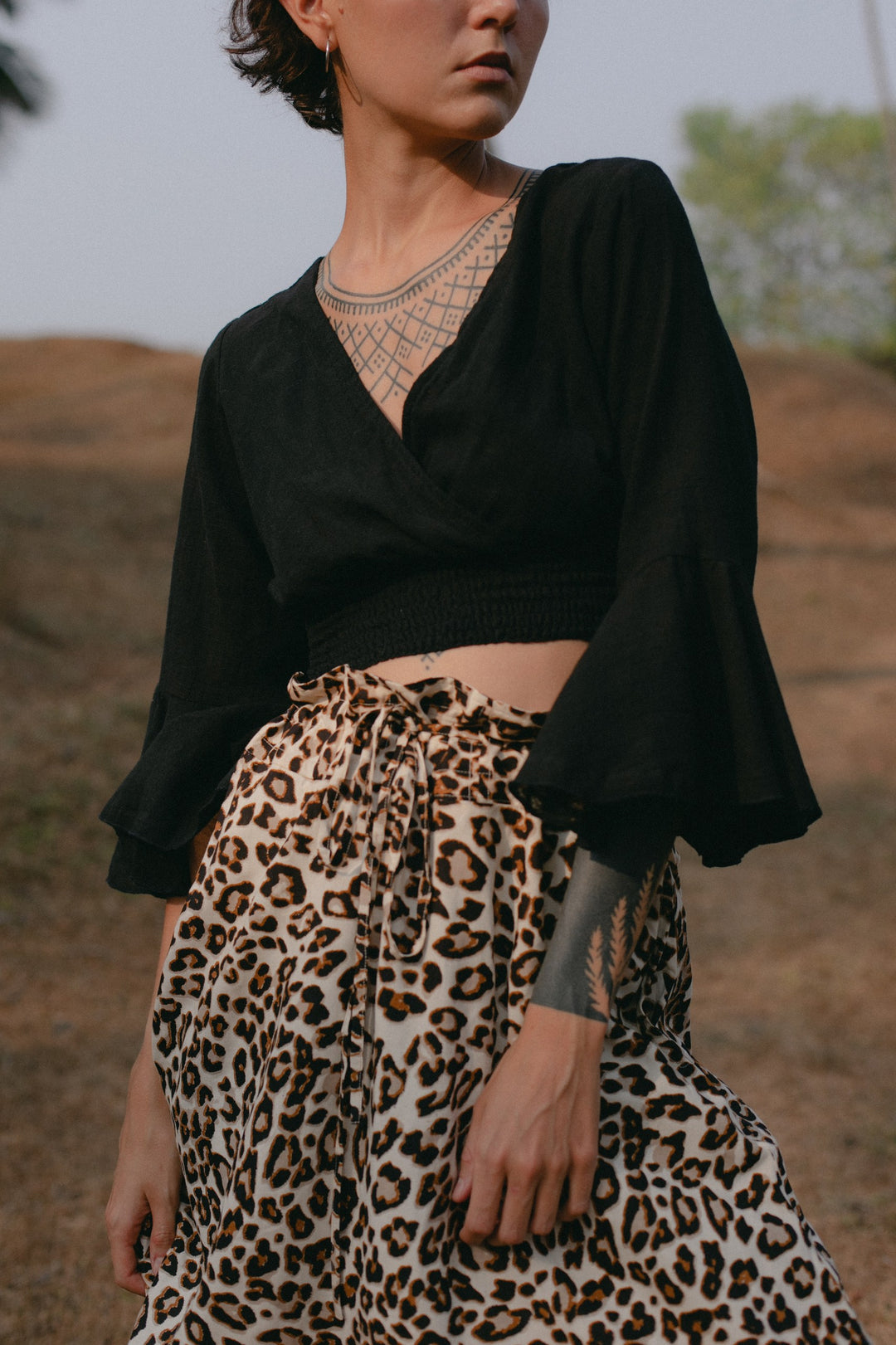 Ein Flexibles Top AMAL in Schwarz. Es ist ein Boho Tank Top welches Fair hergestellt wurde, es ist Bauchfreies und Kurz. Man kann es auch als Shirt mit Trompetenärmel, Schwarzes Vintage Bluse, Crop Top oder Bluse beschreiben. Es besteht aus 100% Baumwolle.