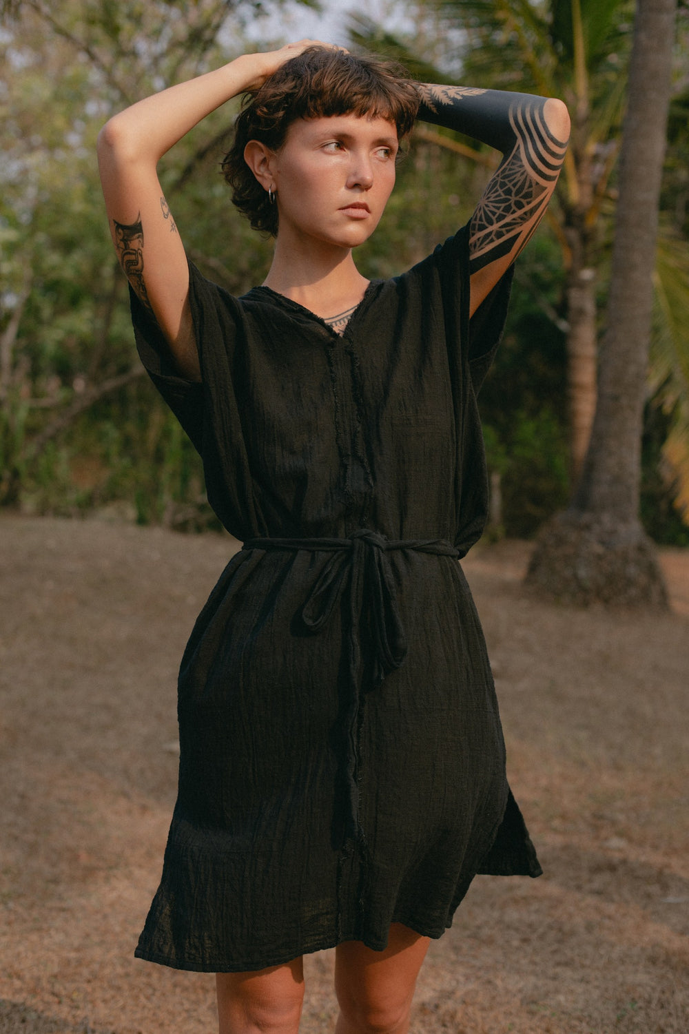 Ein schwarzes luftiges Sommerkleid im Boho style. Das leichte Midikleid aus weicher Slub-Baumwolle ist das perfekte Urlaubskleid oder Boho-Beach-Dress.
