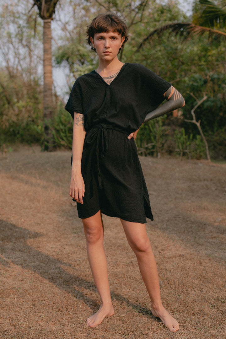 Ein schwarzes luftiges Sommerkleid im Boho style. Das leichte Midikleid aus weicher Slub-Baumwolle ist das perfekte Urlaubskleid oder Boho-Beach-Dress.