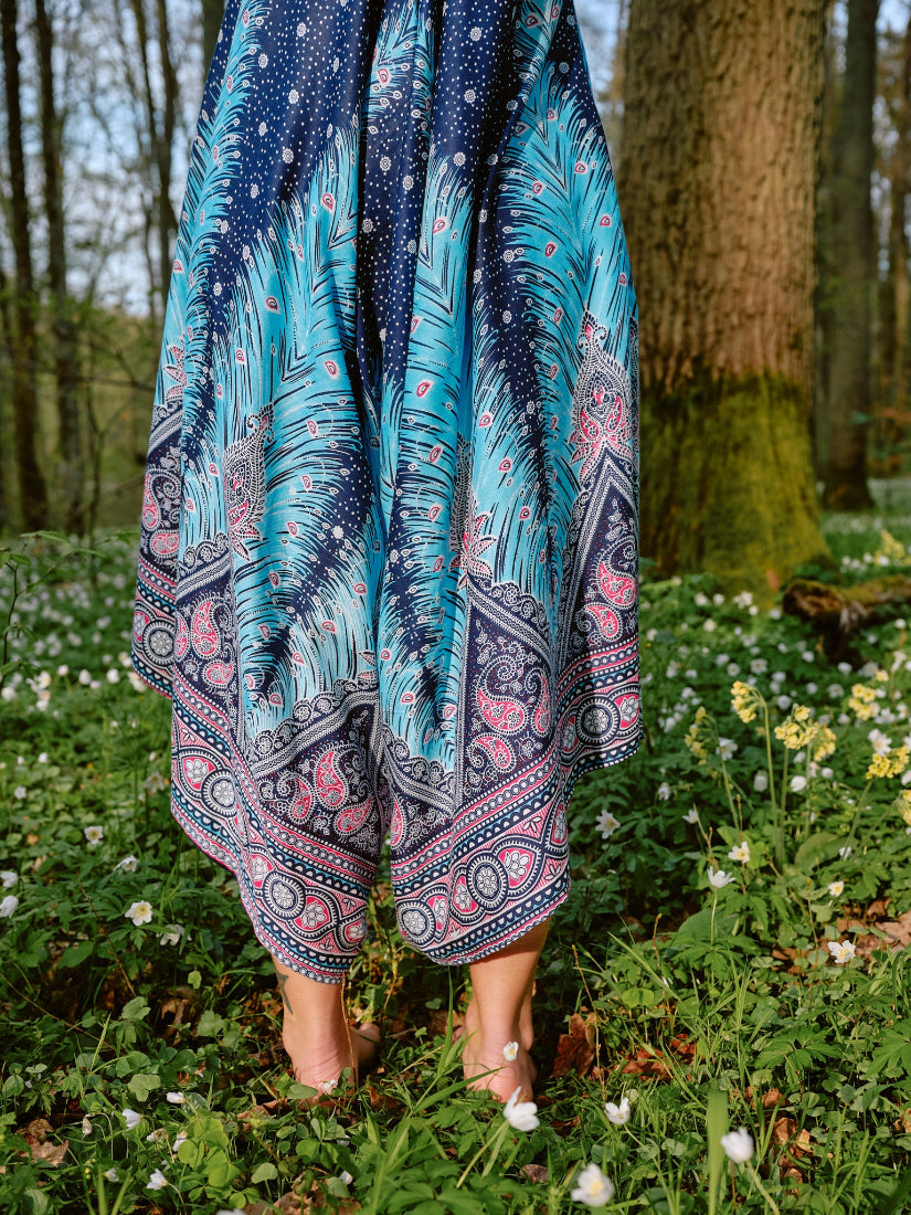 Der Jumpsuit in Blau ist ein Hosenkleid. Ein echter Vintage Einteiler. Aus 100% Baumwolle. Ein Trägerkleid ohne Ärmel.