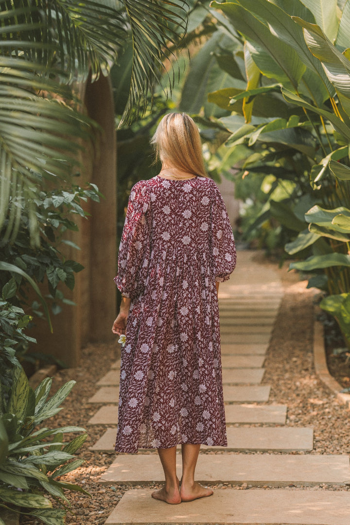 Dieses Midikleid mit Blumenmuster besteht aus 100% Voile-Baumwolle. Das lange Sommerkleid ist luftig und leicht und in einem Vintage Hippie Style mit Blumen.
