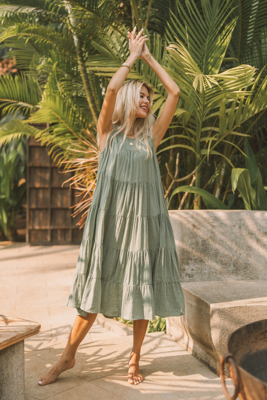 Ein ausgestelltes helles Sommerkleid im Boho-Style. Das Ärmellose Vintage Kleid ist perfekt für den Sommer, Urlaub oder Alltag in Hellgrün / Salbei.