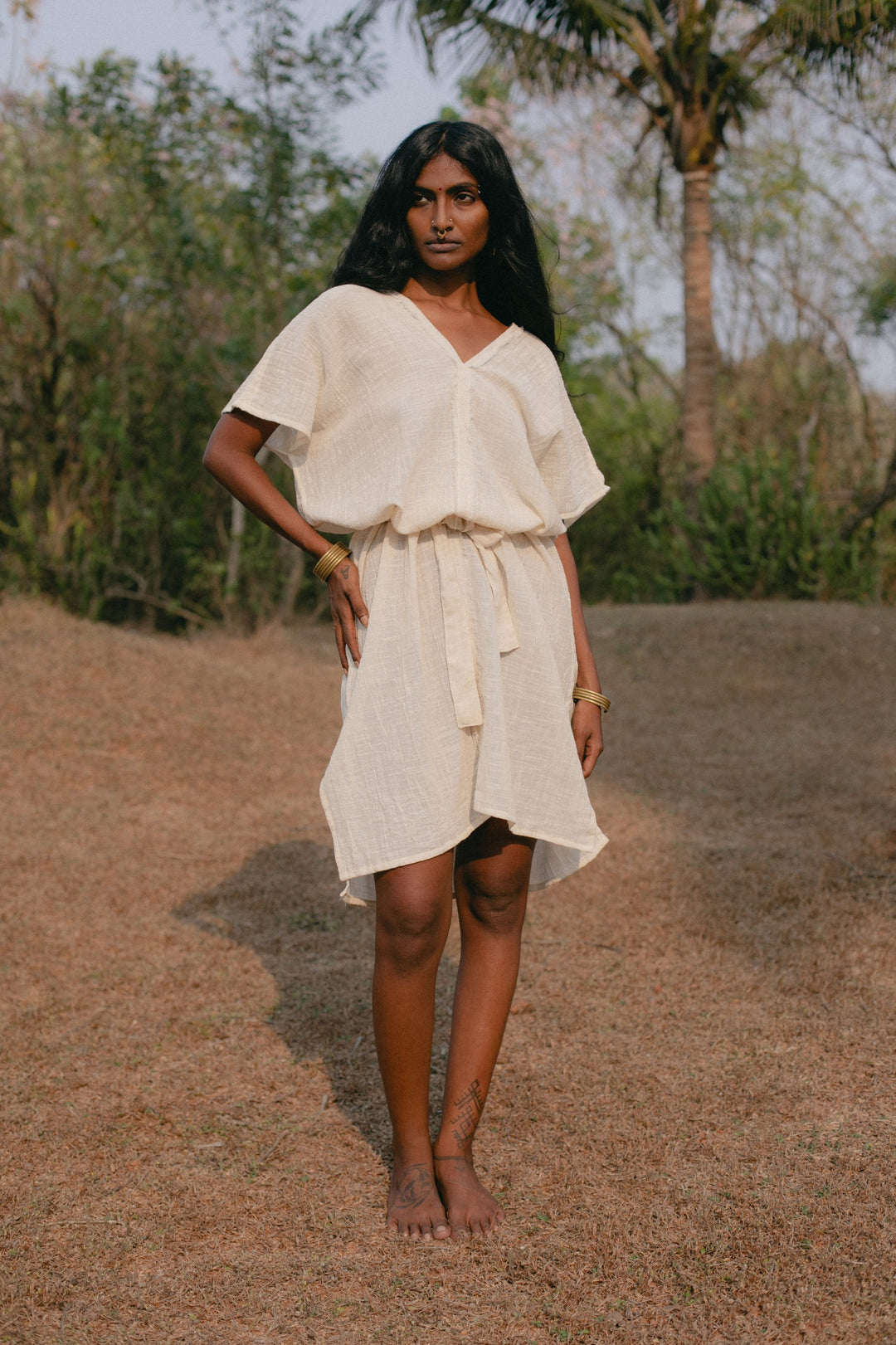 Ein weisses luftiges Sommerkleid im Boho style. Das leichte Midikleid aus Baumwolle ist das perfekte Urlaubskleid. 
