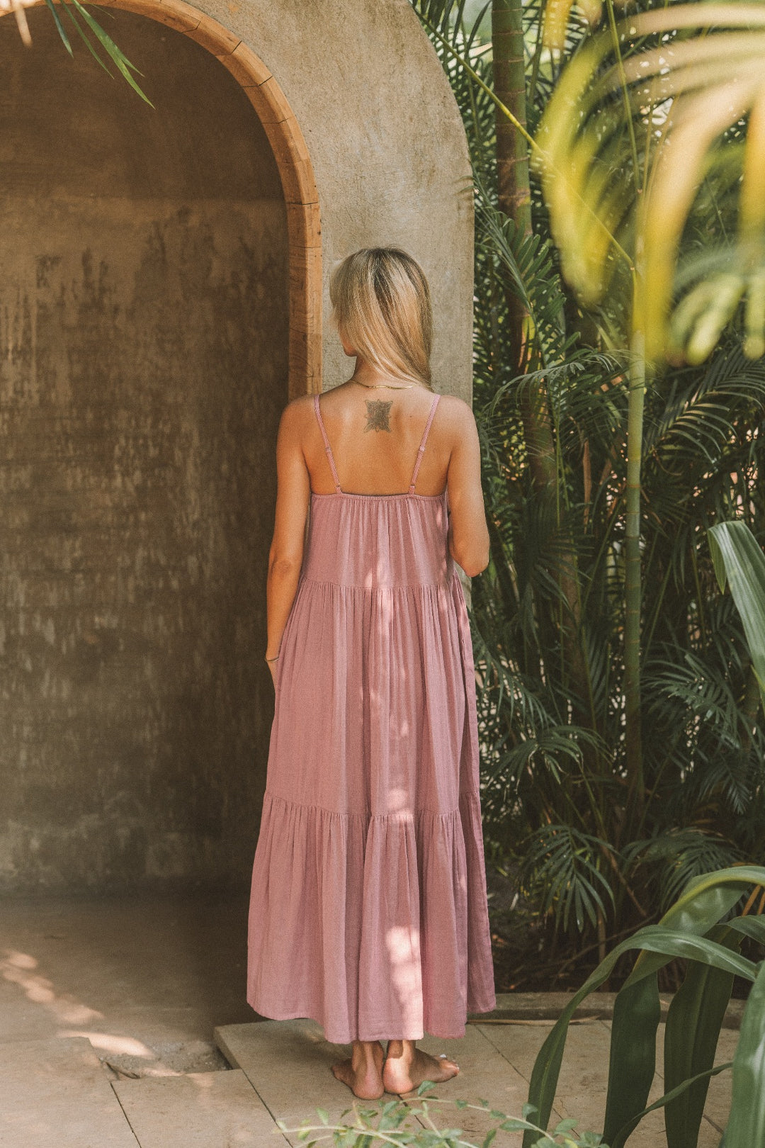 Das Rosa Ärmellose Trägerkleid ist perfekt für den Sommer. Das Maxi Vintage Bohokleid besteht aus Musselin-Baumwolle. Langes Sommerkleid.