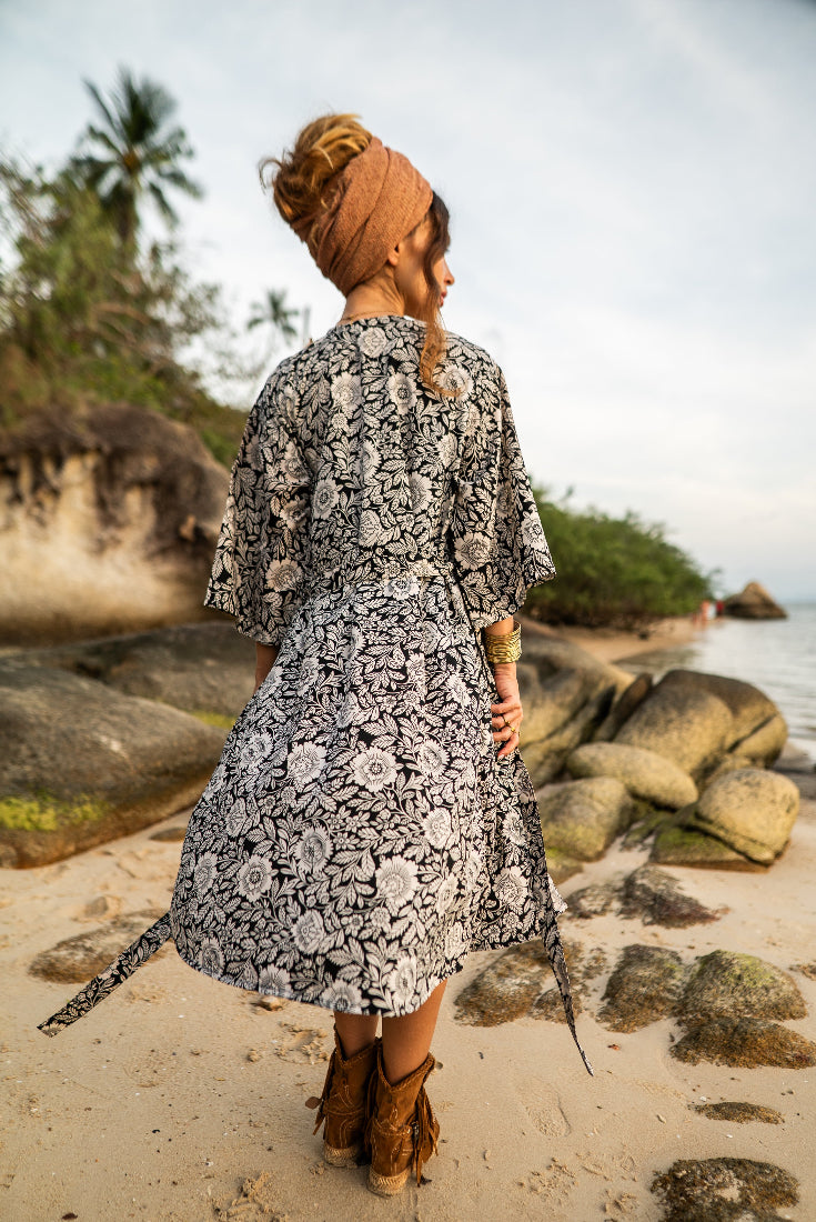 Leichter langer Kimono in Schwarz-Weiß als Strandüberwurf, florales Muster.