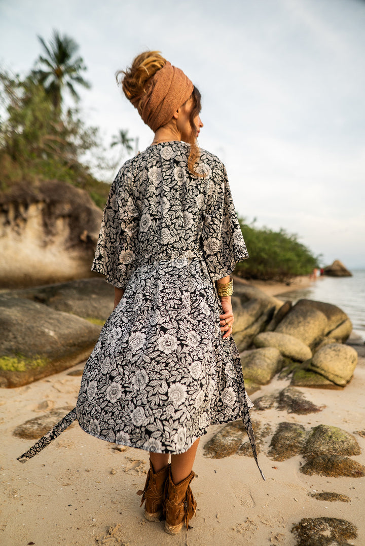 Leichter langer Kimono in Schwarz-Weiß als Strandüberwurf, florales Muster.