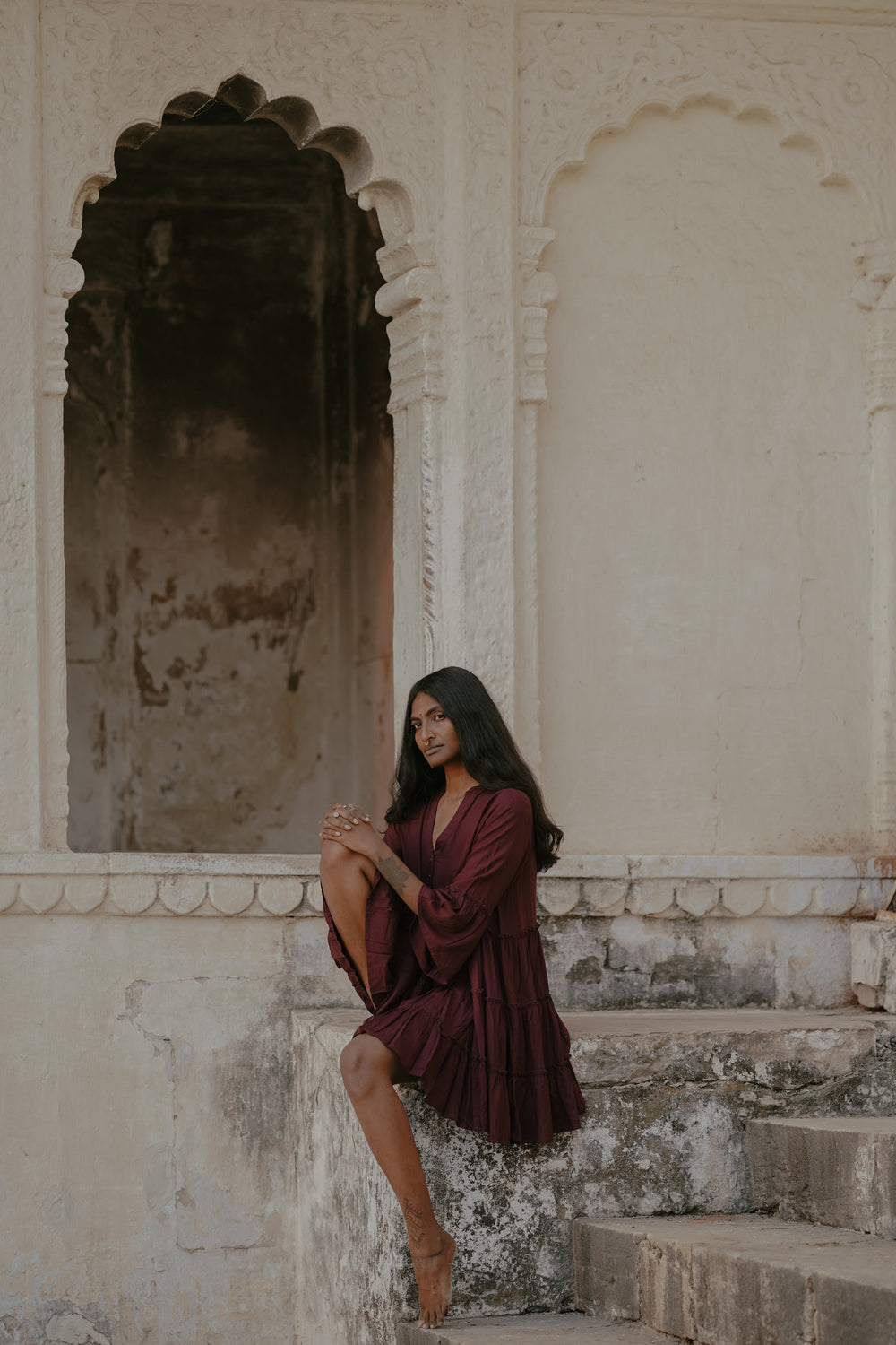 Kurzes verspieltes Sommerkleid aus Viskose, mit Knöpfen. Das Lila oder Aubergine farbene Vintage Mini-Kleid ist das perfekte Urlaubs-Dress.