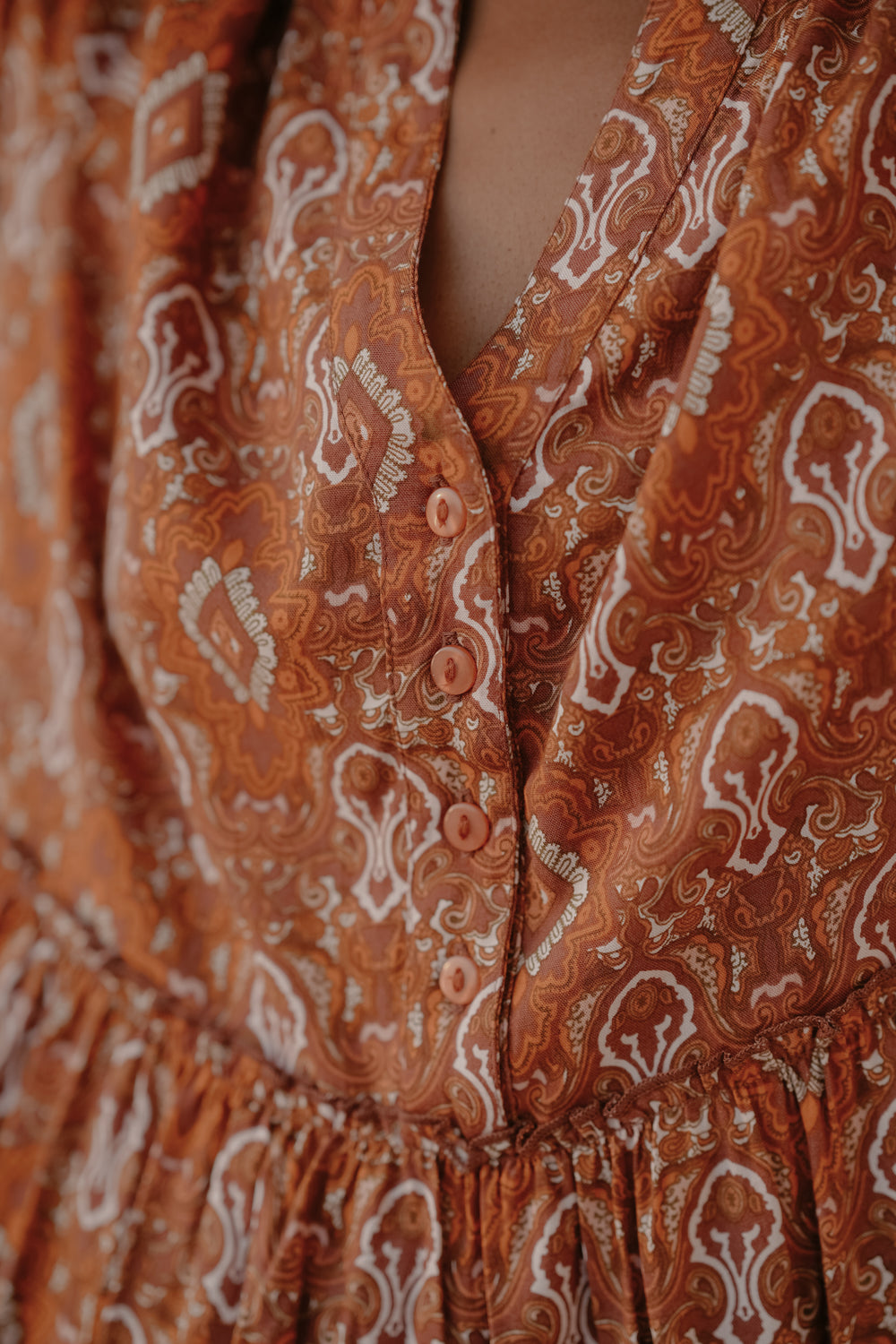 Verspielte Farben machen dieses Mini-Sommerkleid zu einem Hingucker. Das Orange-Farbene Vintage Kleid ist perfekt für den Urlaub, Strand oder Alltag.