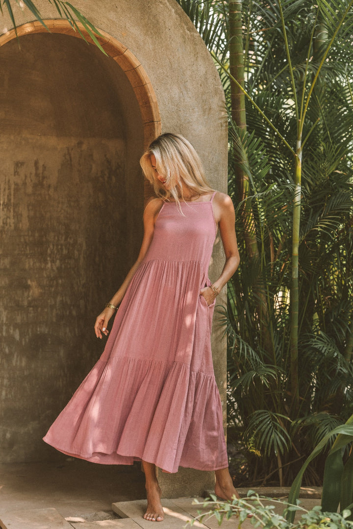Das Rosa Ärmellose Trägerkleid ist perfekt für den Sommer. Das Maxi Vintage Bohokleid besteht aus Musselin-Baumwolle. Langes Sommerkleid.