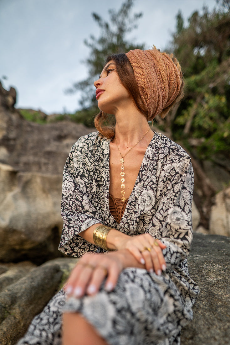 Kimono, Beach fashion, Blumen Muster, Floral, Weiß und schwarz, auch als Bademantel, Saunamantel oder Nachtkleid nutzbar. Boho style Kimono.