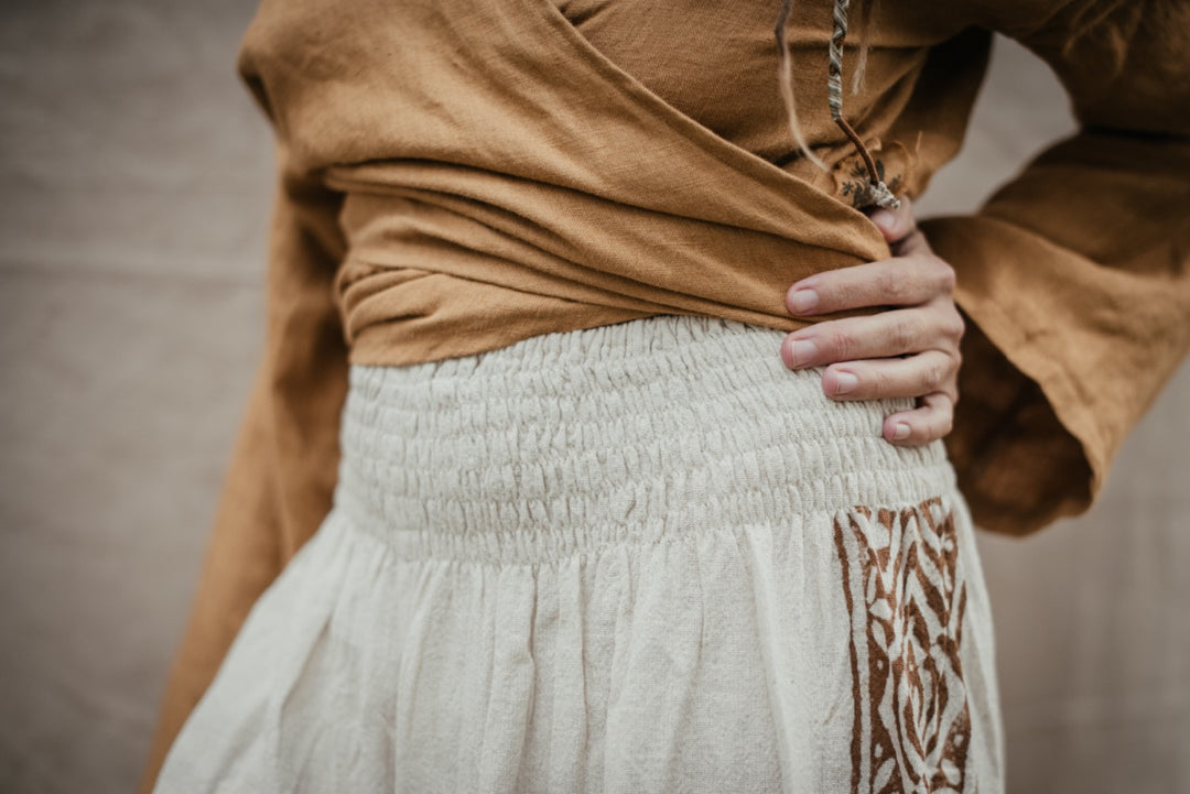 Weite weißes Beduinenhose aus 100% Baumwolle. Die Lässige bequeme Hose hat tribal Prints und sitzt leicht und locker. Feminine Alibabahose Leinenhose..