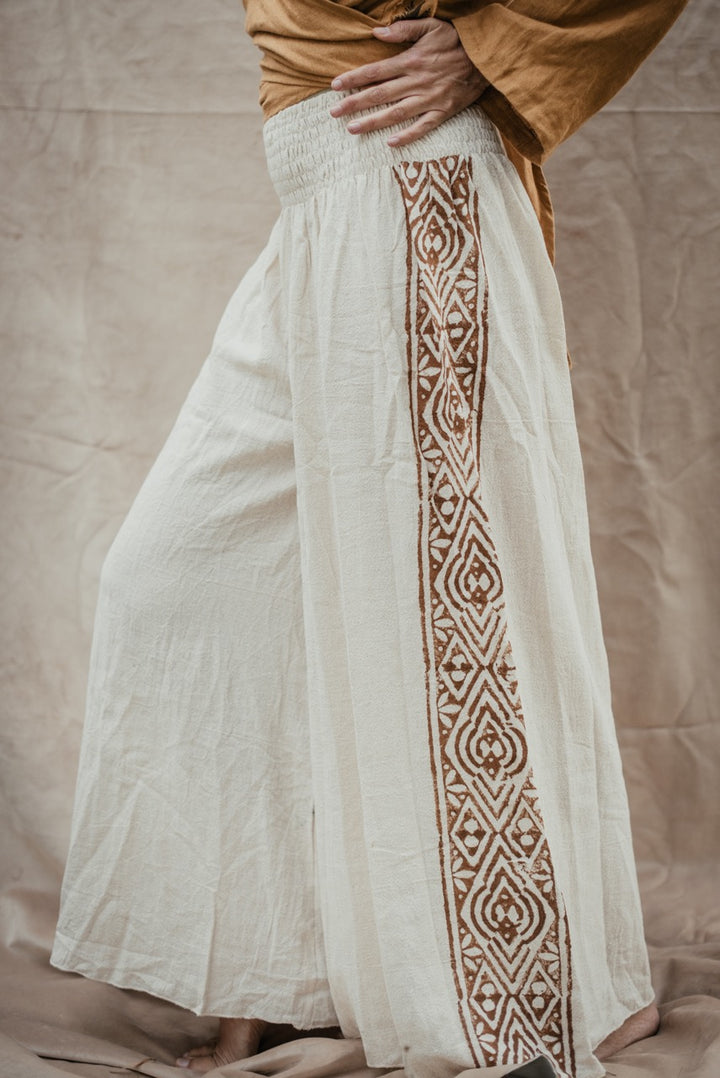 Weite weißes Beduinenhose aus 100% Baumwolle. Die Lässige bequeme Hose hat tribal Prints und sitzt leicht und locker. Feminine Alibabahose Leinenhose..
