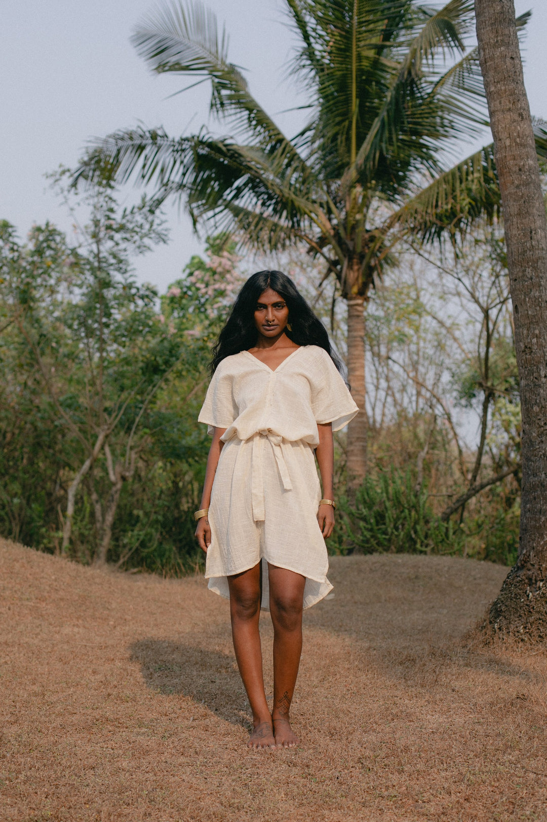 Ein weisses luftiges Sommerkleid im Boho style. Das leichte Midikleid aus Baumwolle ist das perfekte Urlaubskleid. 