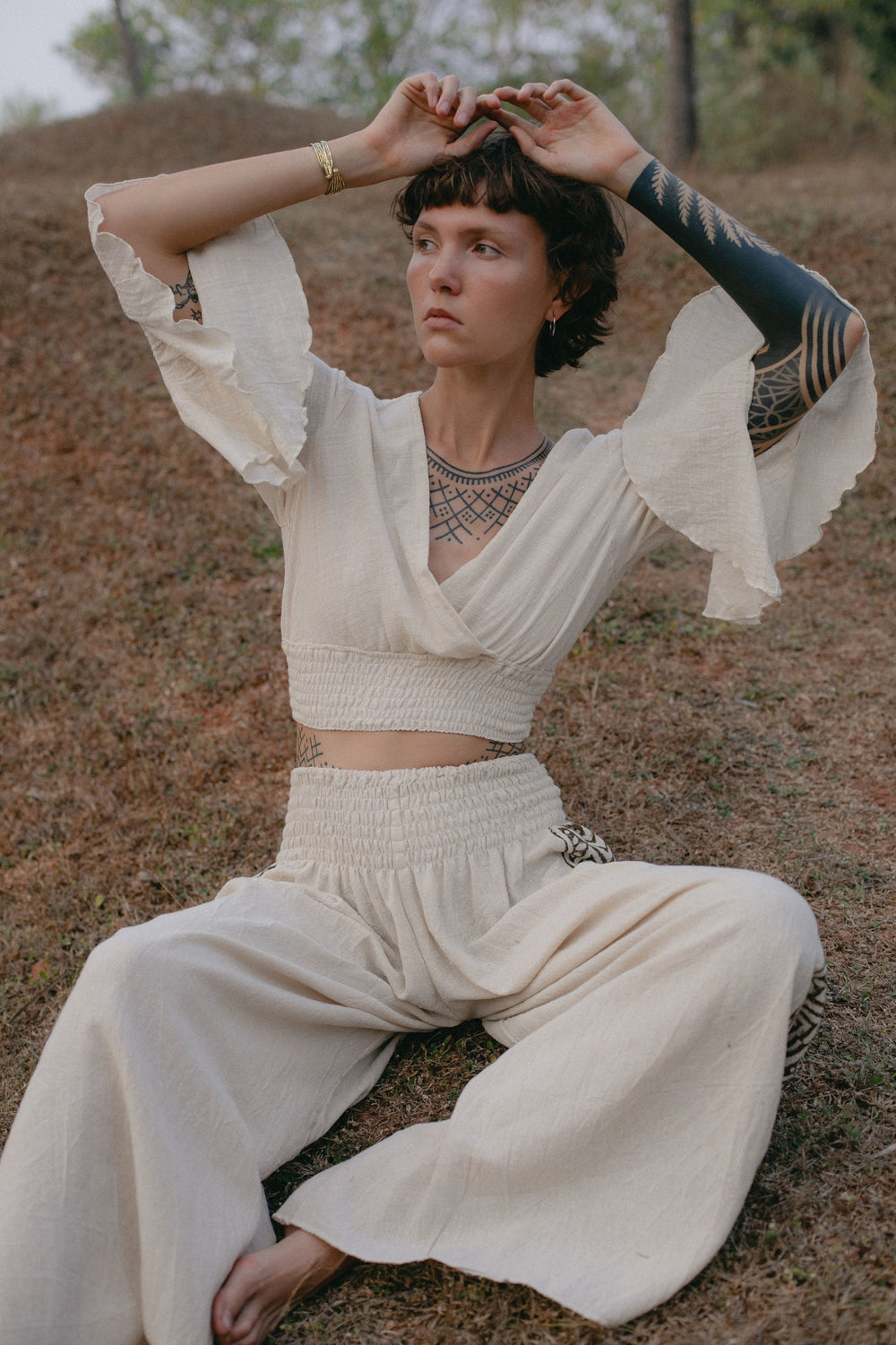 Ein Flexibles Top AMAL in Naturweiß. Es ist ein Boho Tank Top welches Fair hergestellt wurde, es ist Bauchfreies und Kurz. Man kann es auch als Shirt mit Trompetenärmel, Weiße Vintage Bluse, Crop Top oder Bluse beschreiben. Es besteht aus 100% Baumwolle.