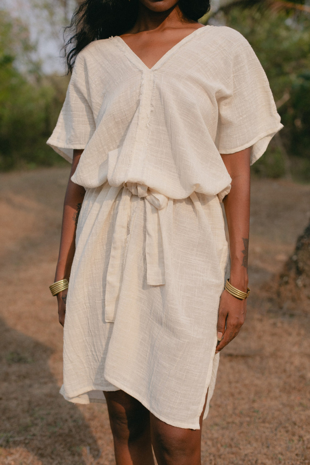 Ein weisses luftiges Sommerkleid im Boho style. Das leichte Midikleid aus Baumwolle ist das perfekte Urlaubskleid. 