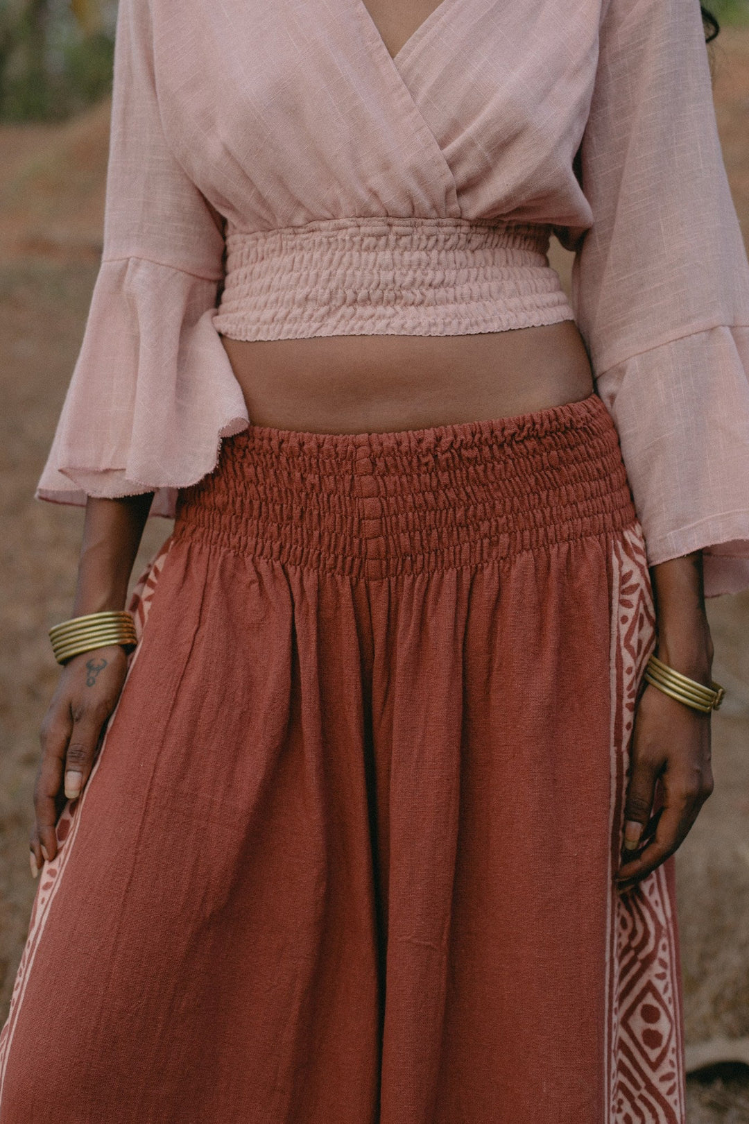 Rote Beduinenhose aus 100% Baumwolle. Die Lässige bequeme Hose hat tribal Prints und sitzt leicht und locker. Feminine Alibabahose Leinenhose..