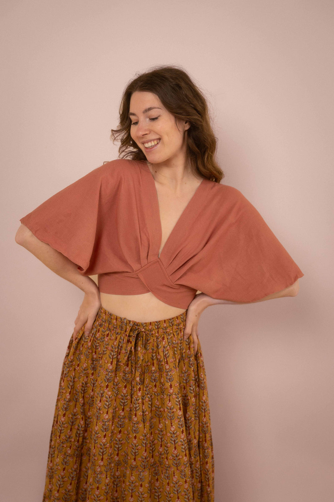 Ein elegantes rosa Top mit weiten Ärmeln. Das Croped Top hat einen tiefen V-Auschnitt. Bauchfrei und aus 100% Baumwolle. Wickelbluse, Wickeltop.