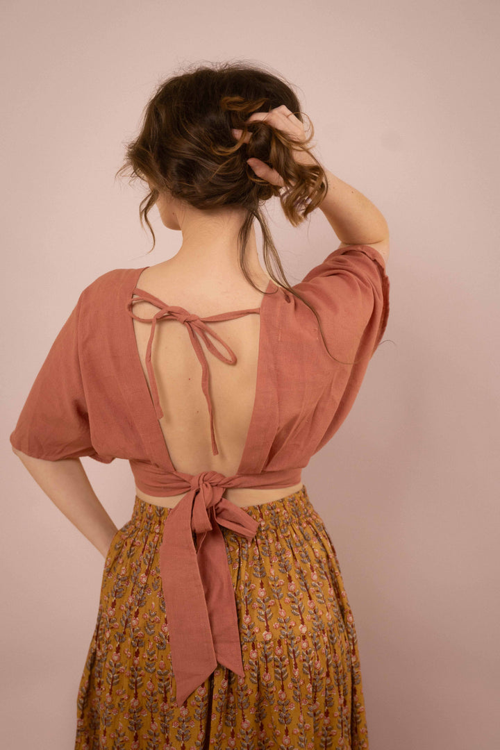 Ein elegantes rosa Top mit weiten Ärmeln. Das Croped Top hat einen tiefen V-Auschnitt. Bauchfrei und aus 100% Baumwolle. Wickelbluse, Wickeltop.