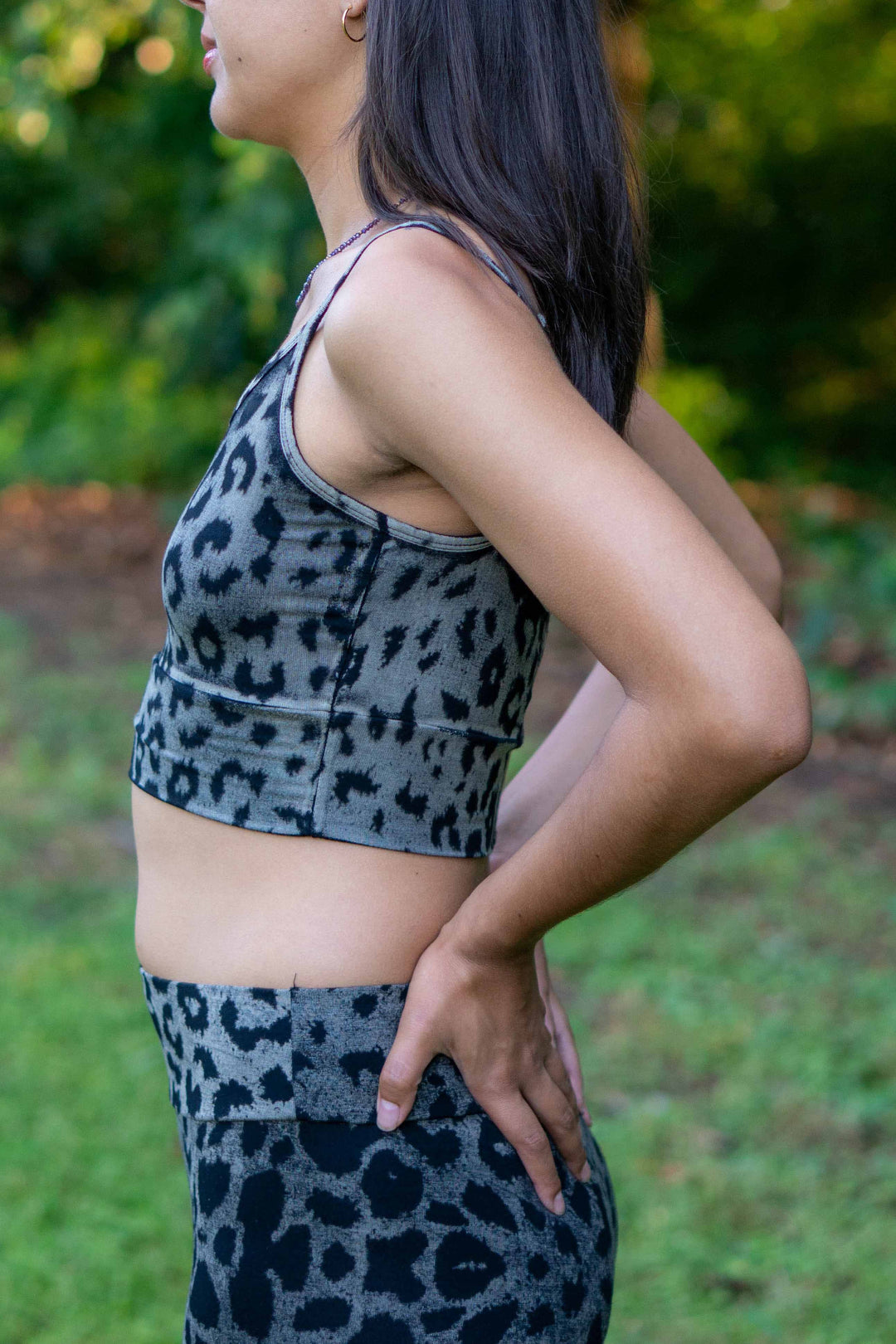 Leopardenmuster Yoga-Top. Das bauchfreie Yoga-Shirt mit Leoprint ist Ärmellos.