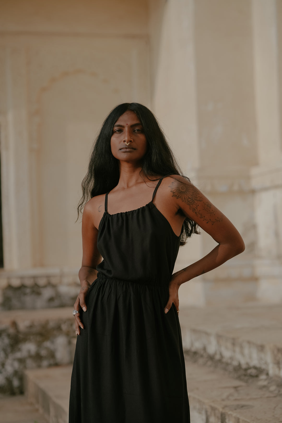 Ein langes Sommerkleid in Schwarz. Es ist Schulterfrei und Rückenfrei, somit das perfekte loungeWear Kleid.