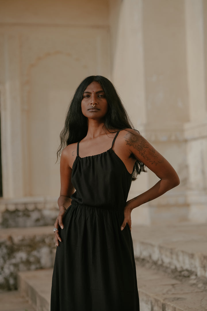 Ein langes Sommerkleid in Schwarz. Es ist Schulterfrei und Rückenfrei, somit das perfekte loungeWear Kleid.