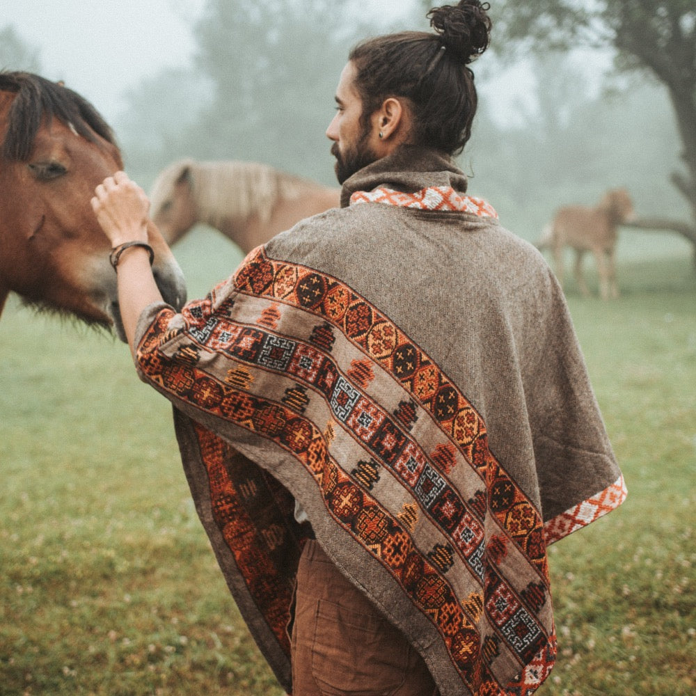 Warmer Poncho Hopi | Unisex | Braun & Rot | Kuscheliger Überwurf | Ethnic Design