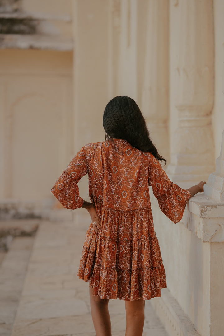 Verspielte Farben machen dieses Mini-Sommerkleid zu einem Hingucker. Das Orange-Farbene Vintage Kleid ist perfekt für den Urlaub, Strand oder Alltag.