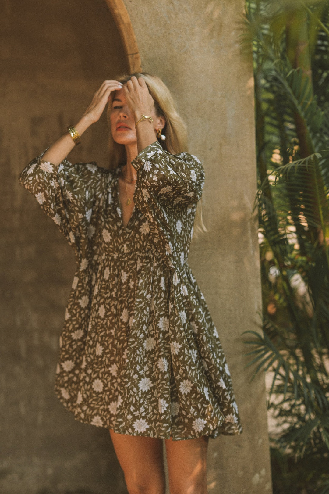 Dieses Minikleid mit Blumenmuster besteht aus 100% Voile-Baumwolle. Das Kurze Sommerkleid ist luftig und leicht und in einem Vintage Hippie Style mit Blumen.