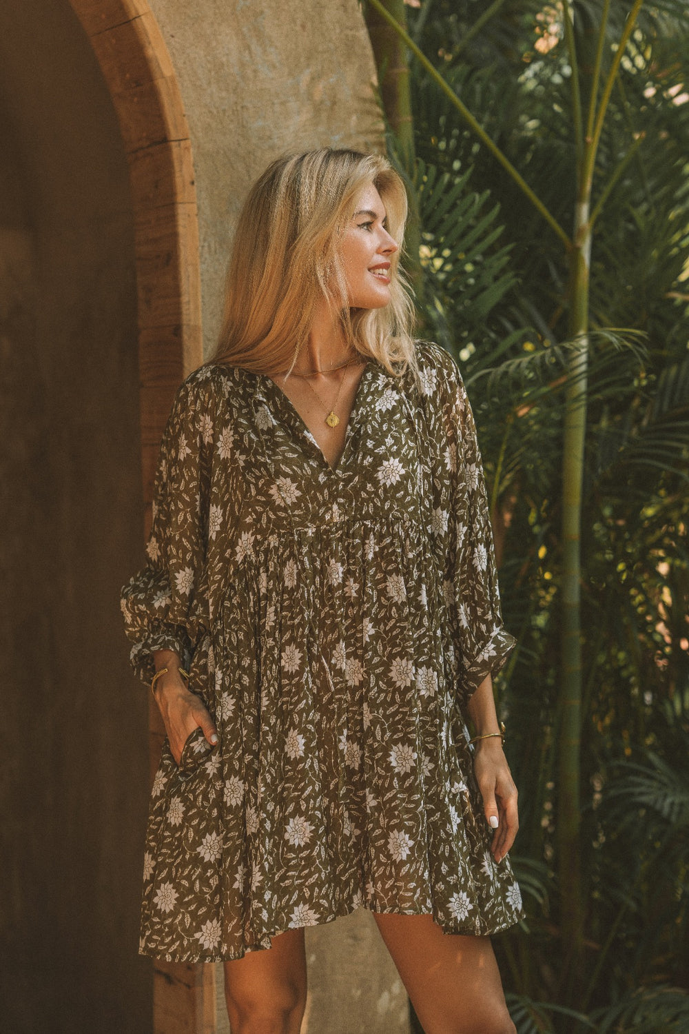 Dieses Minikleid mit Blumenmuster besteht aus 100% Voile-Baumwolle. Das Kurze Sommerkleid ist luftig und leicht und in einem Vintage Hippie Style mit Blumen.