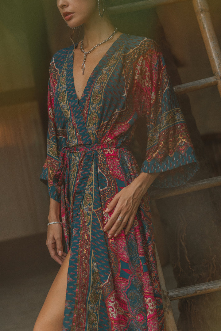 Langer Moderner Kimono mit indischen Muster. Sehr Leicht zu tragende Boho Vintage Fashion. Auch gut geeignet als Bademantel für den Strand, Urlaub, Sauna oder als Morgenmantel.