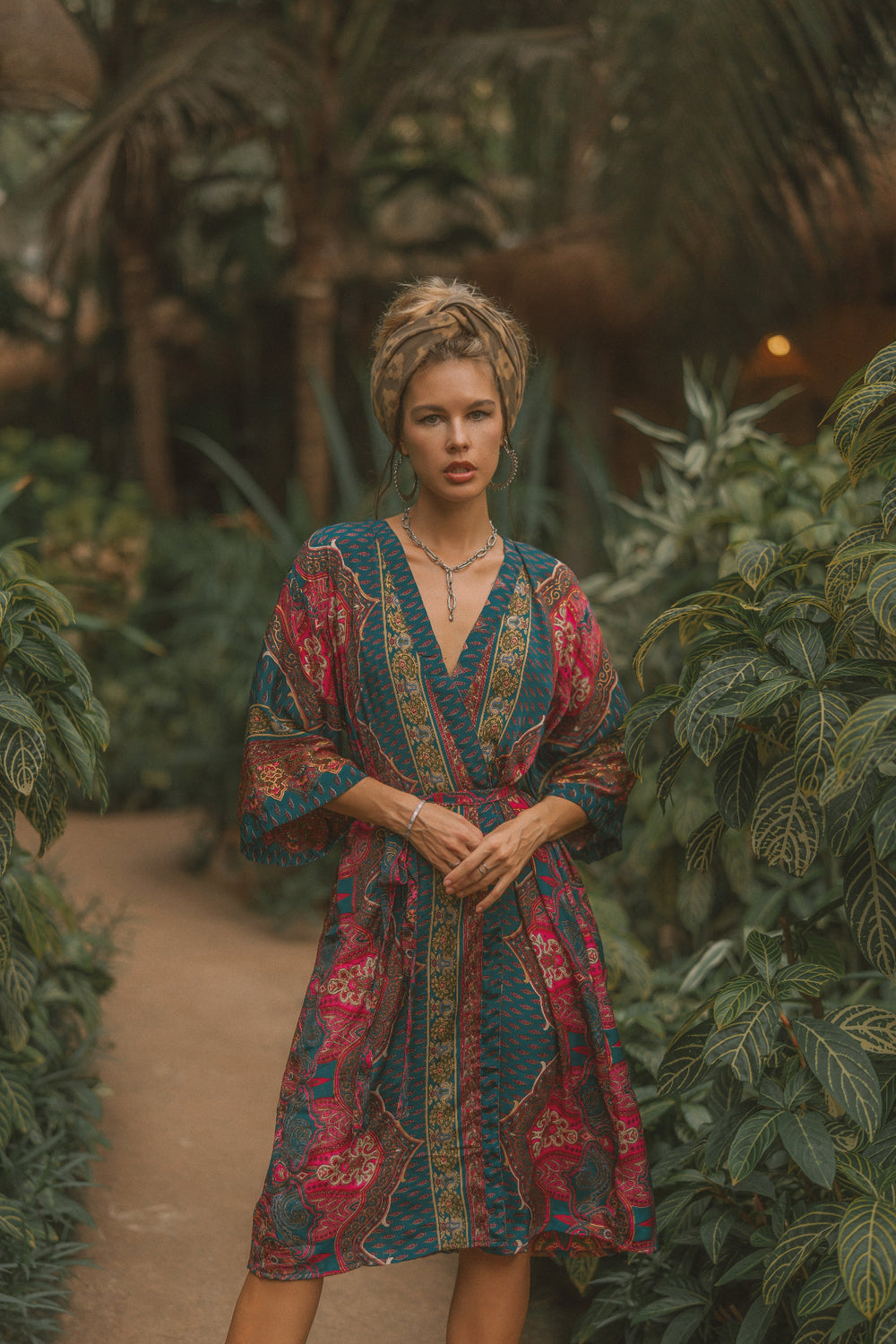 Langer Moderner Kimono mit floralem Muster. Sehr Leicht zu tragende Boho Vintage Fashion. Auch gut geeignet als Bademantel für den Strand, Urlaub, Sauna oder als Morgenmantel.