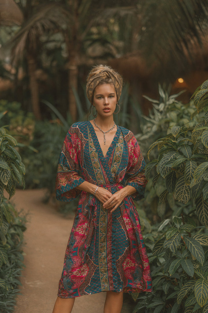 Langer Moderner Kimono mit floralem Muster. Sehr Leicht zu tragende Boho Vintage Fashion. Auch gut geeignet als Bademantel für den Strand, Urlaub, Sauna oder als Morgenmantel.