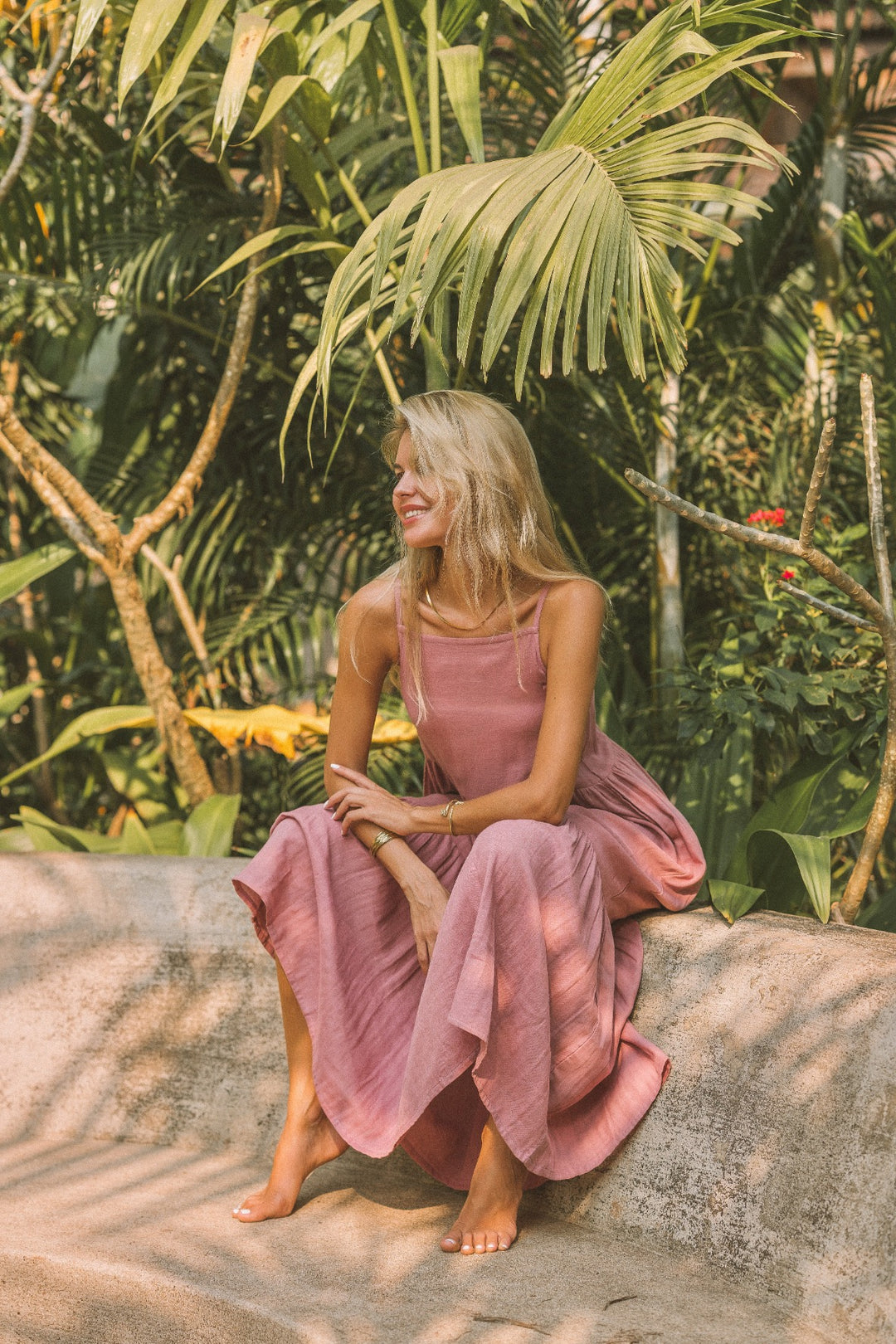 Das Rosa Ärmellose Trägerkleid ist perfekt für den Sommer. Das Maxi Vintage Bohokleid besteht aus Musselin-Baumwolle. Langes Sommerkleid.