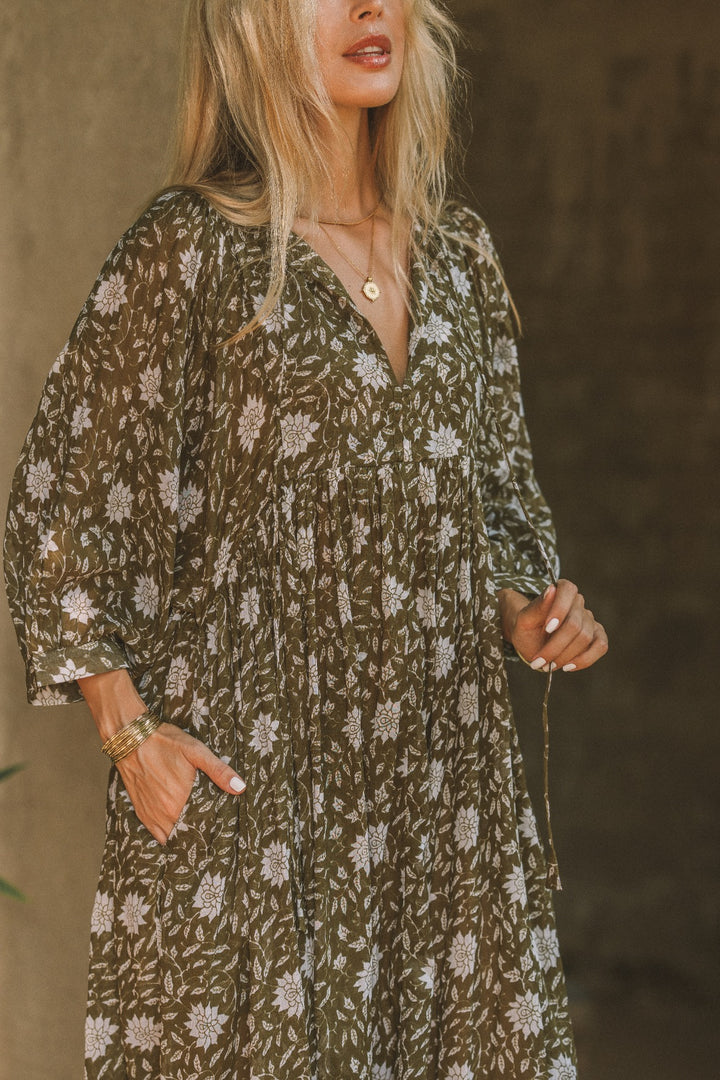 Dieses Midikleid mit Blumenmuster besteht aus 100% Voile-Baumwolle. Das lange Sommerkleid ist luftig und leicht und in einem Vintage Hippie Style mit Blumen.