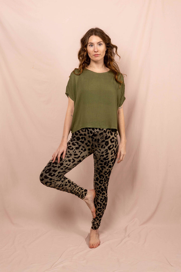 Frau trägt Boho Leo Leggings mit Leopardenmuster von TheWildFolk, handbedruckte Animal Print Leggins für Yoga, Festival und Alltag, Leopard, Tiermuster