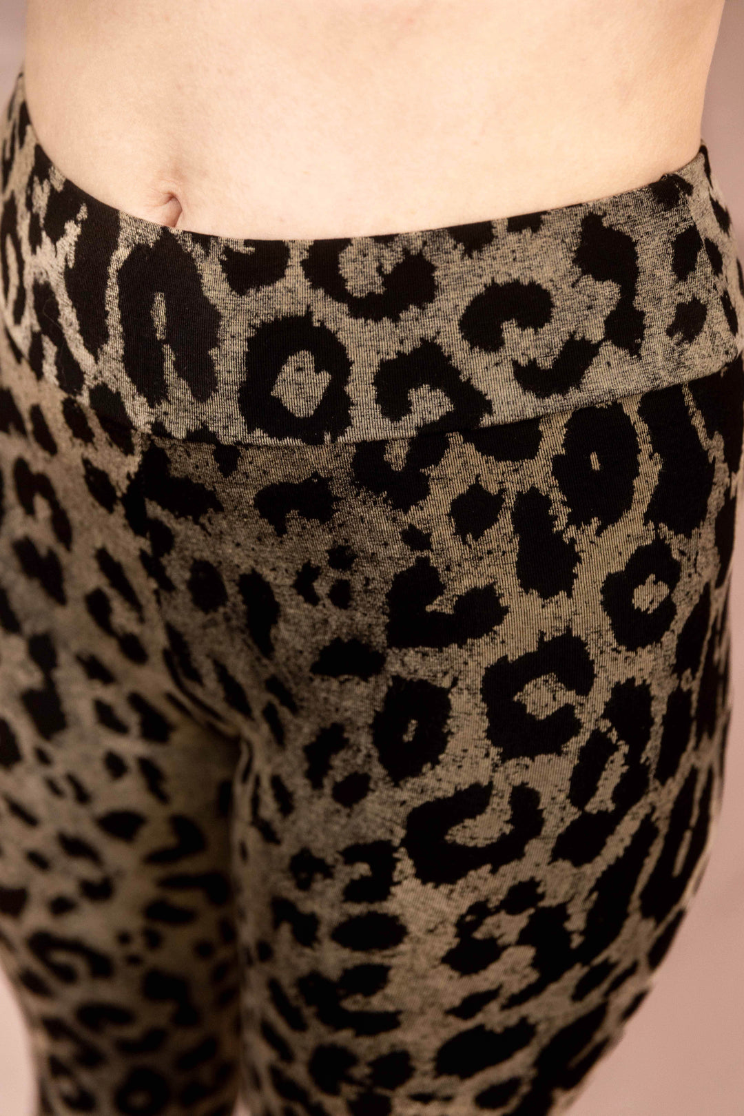 Frau trägt Boho Leo Leggings mit Leopardenmuster von TheWildFolk, handbedruckte Animal Print Leggins für Yoga, Festival und Alltag, Leopard, Tiermuster
