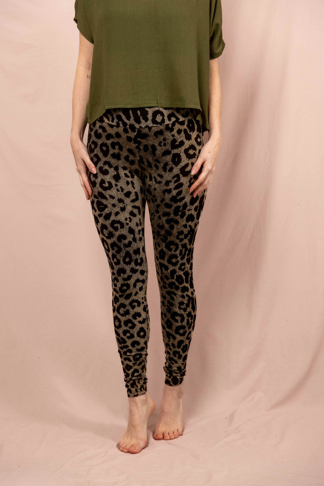 Frau trägt Boho Leo Leggings mit Leopardenmuster von TheWildFolk, handbedruckte Animal Print Leggins für Yoga, Festival und Alltag, Leopard, Tiermuster