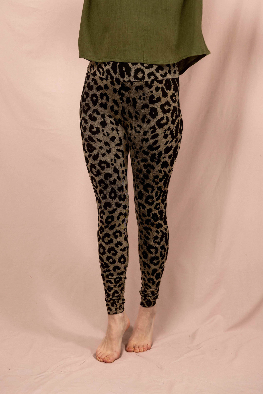 Frau trägt Boho Leo Leggings mit Leopardenmuster von TheWildFolk, handbedruckte Animal Print Leggins für Yoga, Festival und Alltag, Leopard, Tiermuster